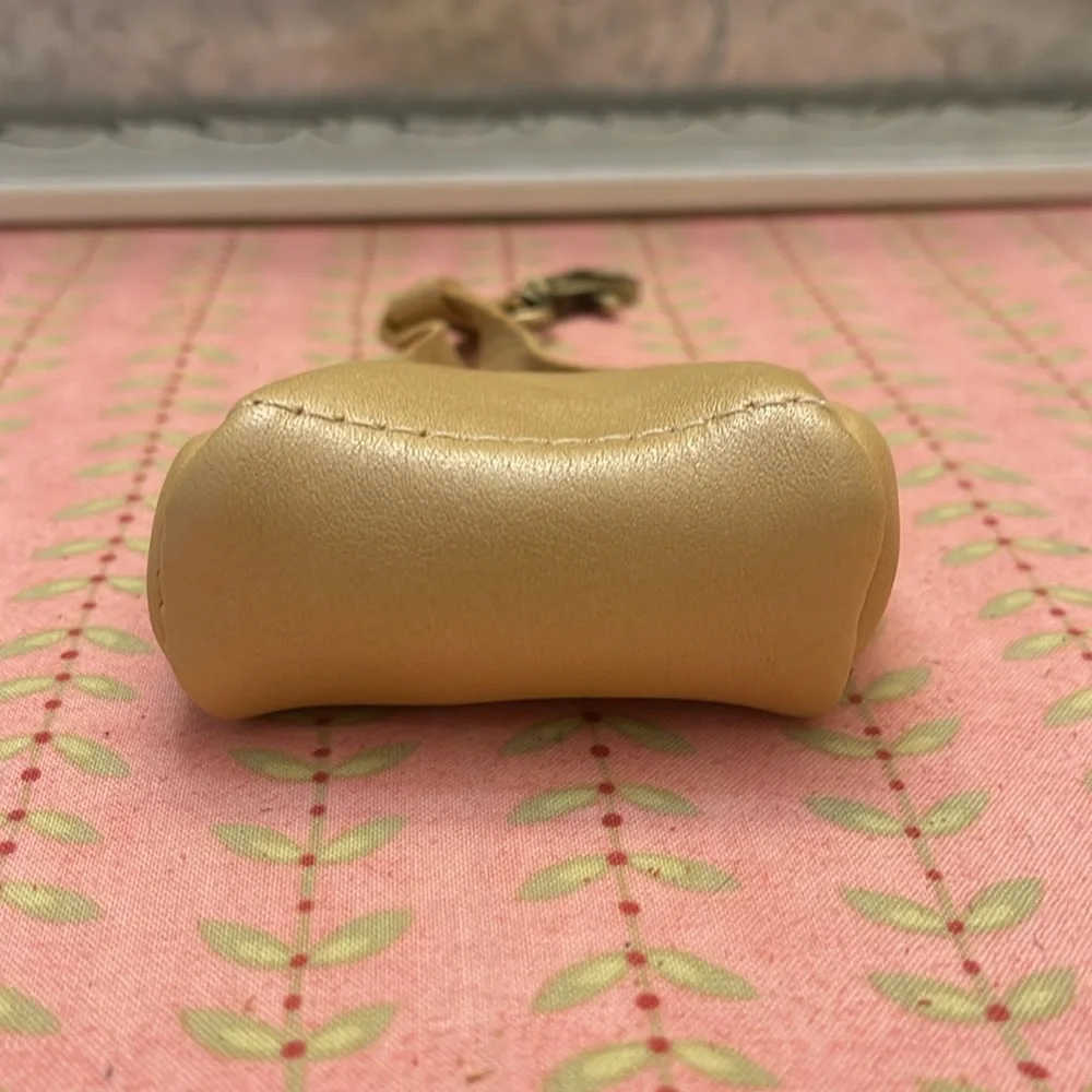 Portland Leather Teeny Tiny Triangle Keychain CHAMPAGNE - Picture 4 of 8